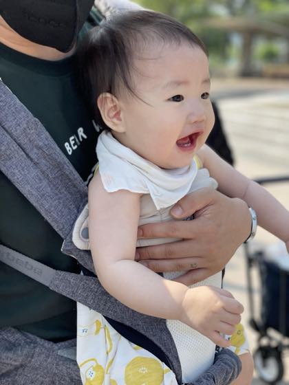 保護者の腕に抱かれている赤ちゃんの姿