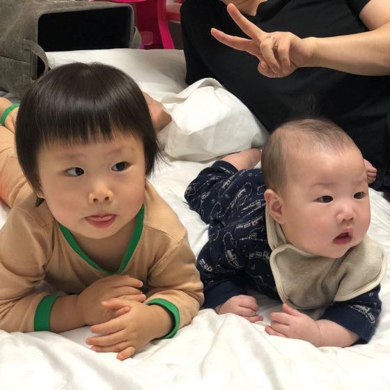 家族で一緒に赤ちゃんの写真を撮る日常の一コマ
