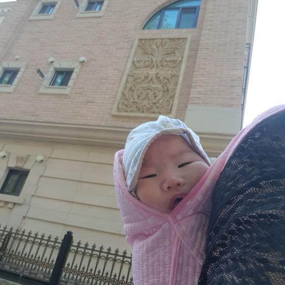 보호자 품에 포근히 안겨 잠이 든 아기