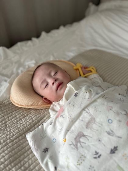 昼間にベビーベッドで昼寝をする赤ちゃん