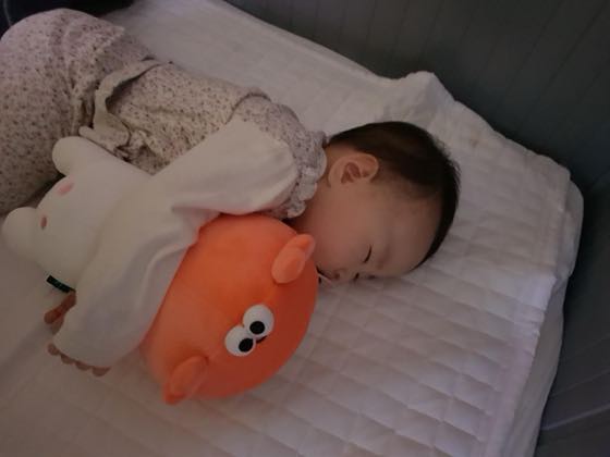 午後に昼寝をする1歳ごろの赤ちゃん