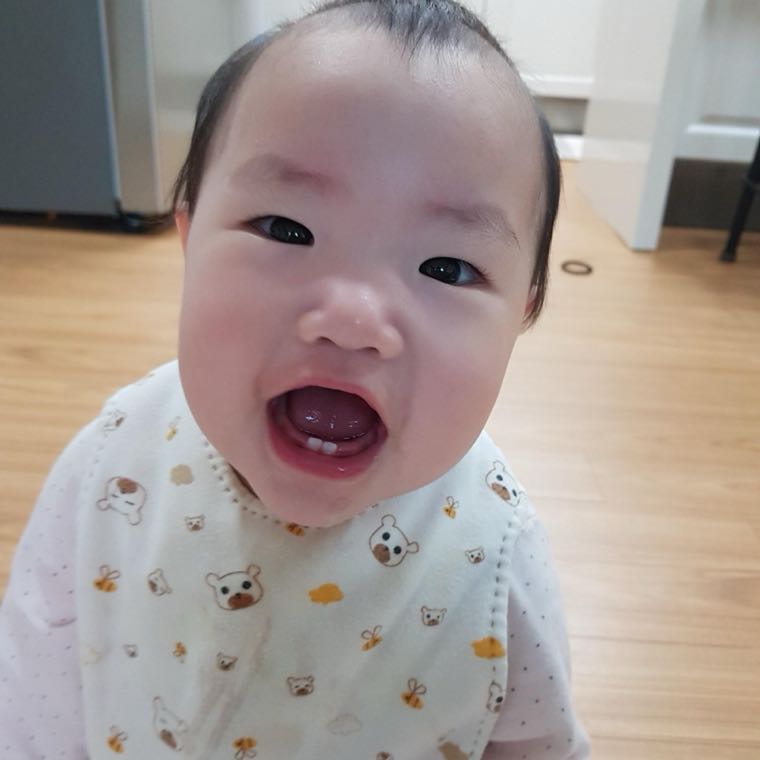赤ちゃんのうんちの色、心配な色と受診したい色をひと目で整理