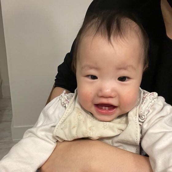 부모 품에 안겨 컨디션 좋게 웃는 아기