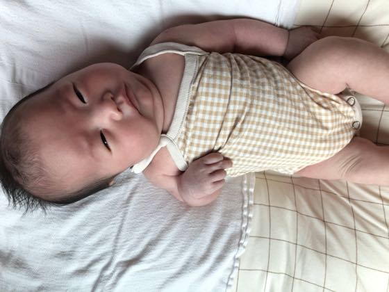 授乳→遊び→ねんねの流れで、授乳のあと赤ちゃんと遊ぶ親