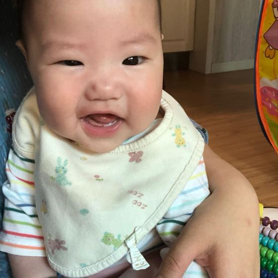目覚めたあと機嫌よく遊んでいる赤ちゃん