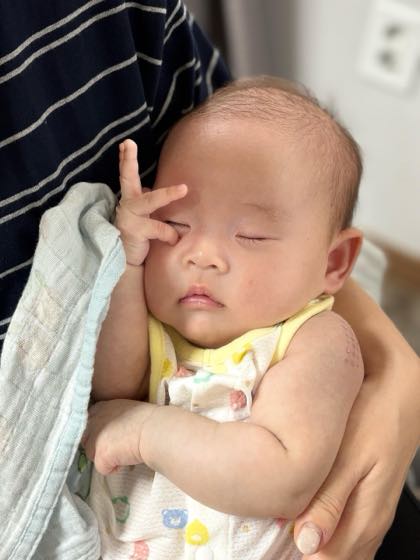 お昼寝前に眠いサインで目をこする赤ちゃん