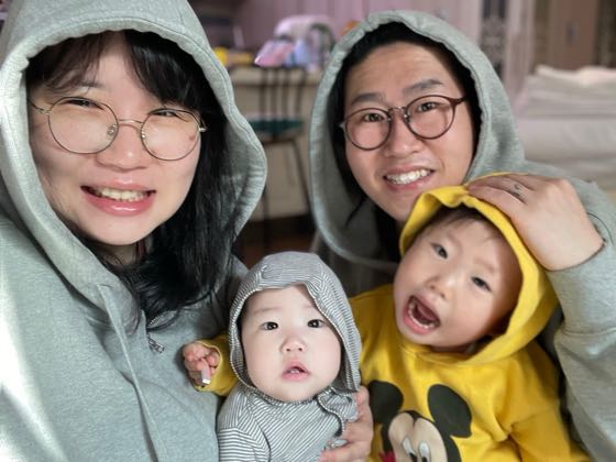 회색·노란 후드를 맞춰 입고 함께 찍은 가족 사진, 명절에 부모님께 드리고 싶은 손주 사진