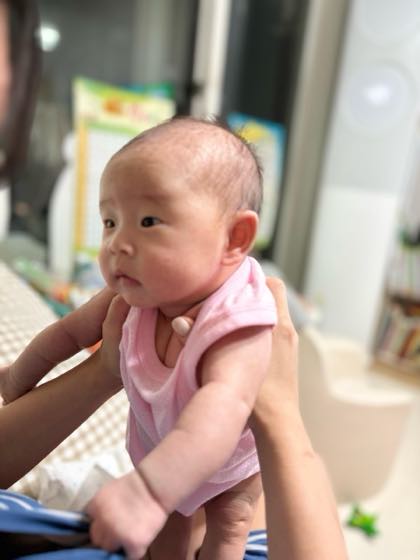授乳後に赤ちゃんを立てて抱き、吐き戻しを減らす姿勢