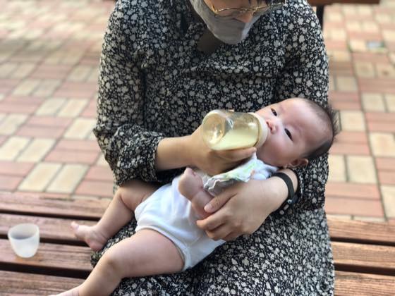젖병으로 분유를 먹는 아기