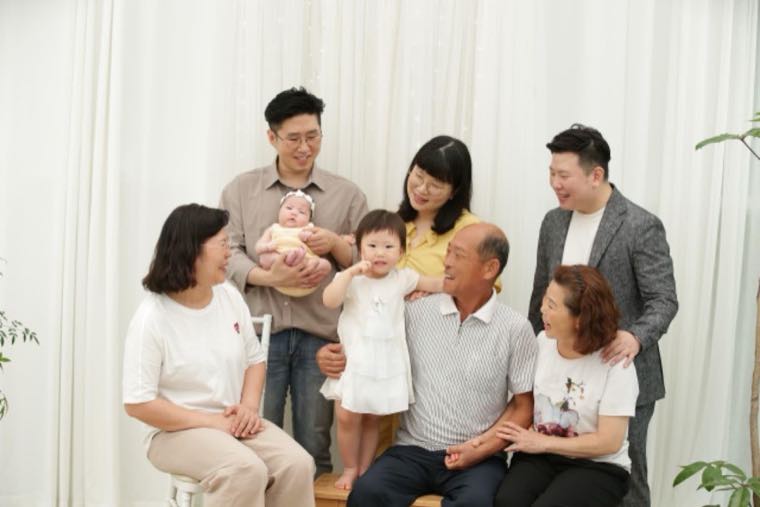 아이 사진, 아직 단체 채팅방에 올리고 계신가요? 가족의 한마디도 함께 남겨보세요