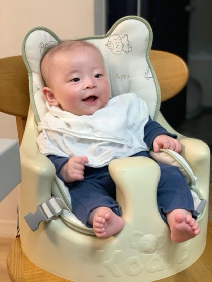 환하게 웃는 아기의 모습, 멀리 계신 조부모님께 보여드리고 싶은 오늘의 한 장