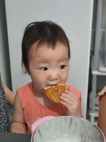 パンを手に持って食べ、口のまわりをたくさん汚した赤ちゃんの日常の一コマ